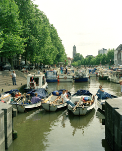 805195 Afbeelding van pleziervaartuigen in de druk bezette Weerdsluis te Utrecht.